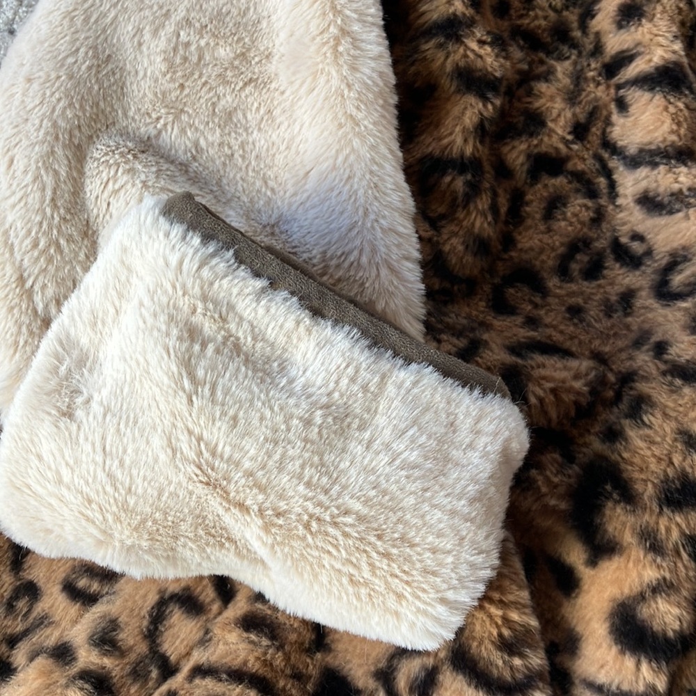 Boutique Soft Luxurious Sweater / Light Jacket - Picture 4 of 10